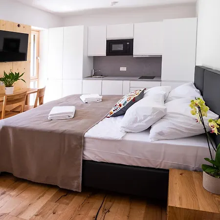 Lucka Quiet Location, Free Bikes, Big Garden, Doctor Apartman *