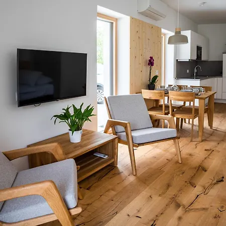 Lucka Quiet Location, Free Bikes, Big Garden, Doctor Apartman